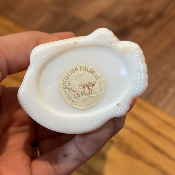 Vintage 1970's Avon White Cat Glass Perfume Bottle - Picture 2 of 4